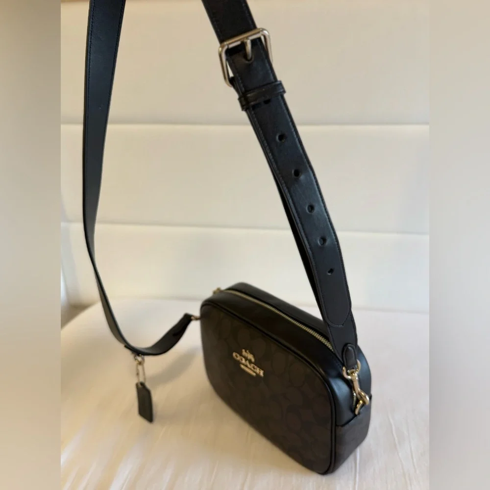 Coach Mini Jamie Camera Bag
Monogram Canvas Brown Black Leather
Crossbody - Picture 3 of 14